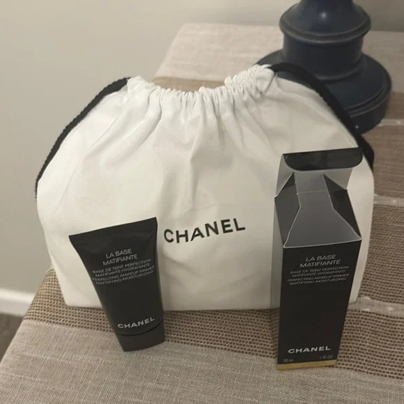 CHANEL La Base Matifiante in Black and Gold